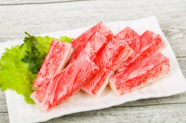 Yengeç surimi sopa salata yaprakları servis