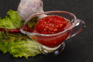Baharatlı domates, at turpu ve sarımsak sosu. 