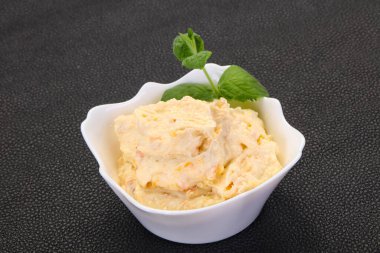 Nane yaprağı servis edilmiş kayısı ile kaymak.