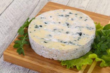 Salata ve fesleğenli yuvarlak mavi peynir.