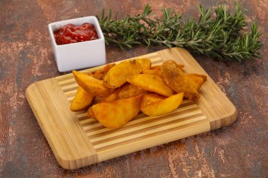 Biberiye ve soslu kızarmış patates dilimleri.