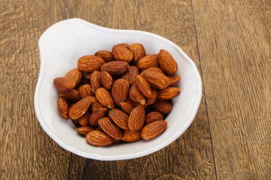 Kavanozda badem ezmesi