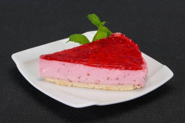 Yumuşak ahududu cheesecake plaka nane servis