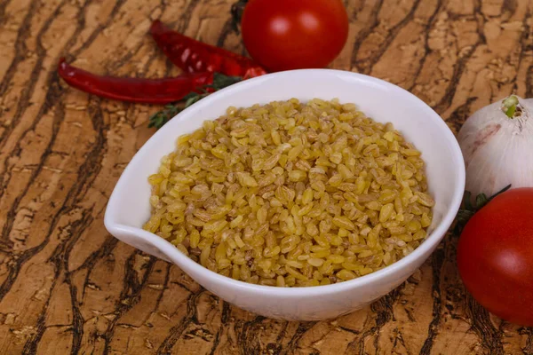 Roher Goldener Bulgur Der Schüssel Mit Tomaten Und Knoblauch — Stockfoto