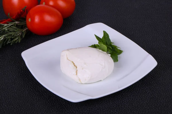 Palla Mozzarella Italiana Servita Con Basilico Pomodori — Foto Stock