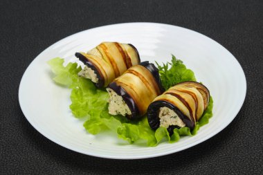 Peynirli patlıcan dolması ve otlar salata servis