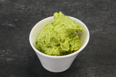 Acı biberli baharatlı avokado sosu.