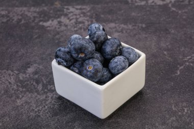 Arka planda tatlı sulu yaban mersini yığını