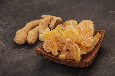 Tatlı zencefilli atıştırmalıkları kaseye koy.