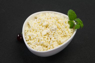 Taze kaymak tabaktaki taze kaymak. Naneli ve vişneli.