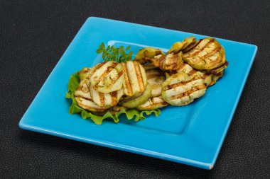 Izgara patlıcan dilimleri fesleğen ve salata yaprakları servis edilir.