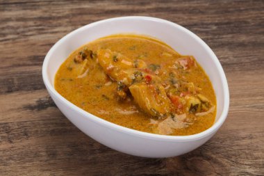 Geleneksel Tayland körili tavuk çorbası ve hindistan cevizi sütü.