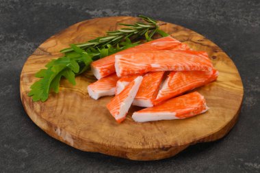 Ahşap tahtanın üzerinde yengeç çubuğu surimi