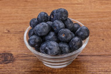 Arka planda tatlı sulu yaban mersini yığını