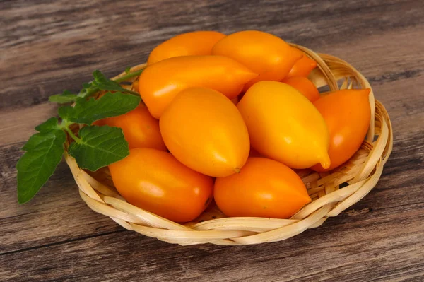 Tas Tomate Jaune Mûr Dans Bol Bois — Photo