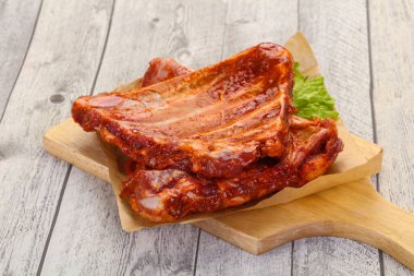 Çiğ domuz pirzolası pişirmeye hazır.