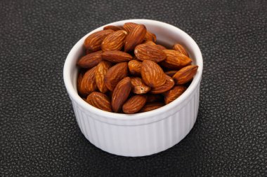 Kavanozda badem ezmesi