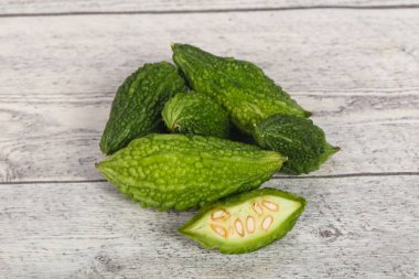 Tropikal egzotik sebze-acı kavun yığını