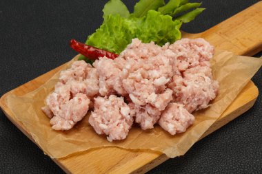 Ev yapımı kıymalı domuz eti pişirmeye hazır.