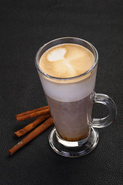 Capuccino Nel Bicchiere Servito Bastoncini Cannella — Foto Stock