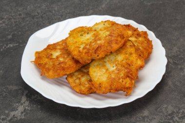 Kavrulmuş birkaç patates gözlemesi kasede