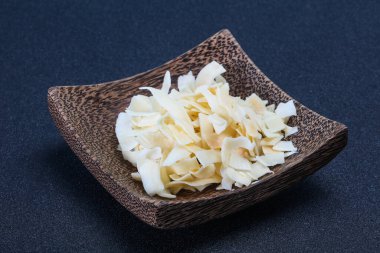 Hindistan cevizi kuru cipsi kasede atıştırmalık.