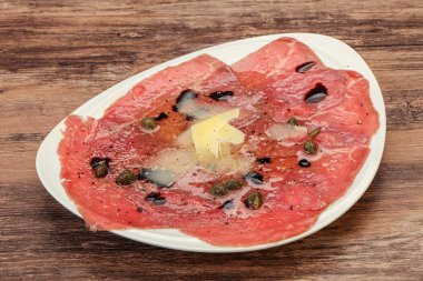 Kapari, yağ ve parmesanlı sığır eti.