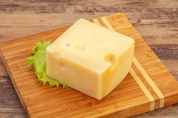 Emmental Τυρί Πάνω Από Ξύλινο Διοικητικό Συμβούλιο Σερβίρεται Σαλάτα — Φωτογραφία Αρχείου