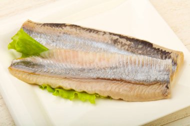 Ringa balığı filetosu salata üzerine bırakır - hazır yemek için