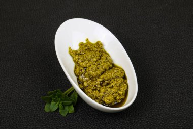 Fesleğen sosu Pesto kabın içinde