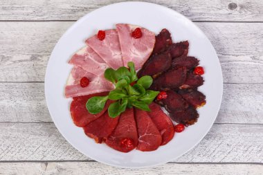 Et tabağı ile at, sığır eti ve tavuk sosis salata yaprakları ile