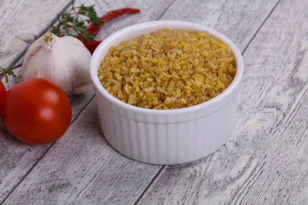 Roher Goldener Bulgur Der Schüssel Mit Tomaten Und Knoblauch — Stockfoto