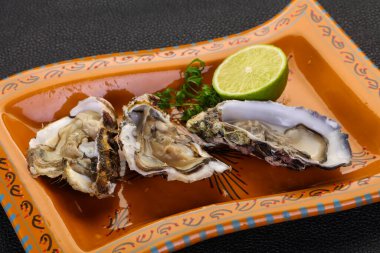 Limonlu ve maydanozlu taze istiridye.