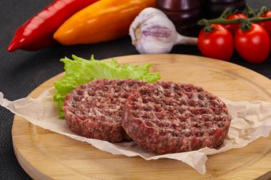 Çiğ burger pirzolası ızgara için hazır.