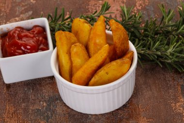 Biberiye ve soslu kızarmış patates dilimleri.