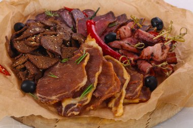 Tahtada bira için et tabağı