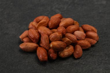 Çiğ fıstık yığını, rostoya hazır.