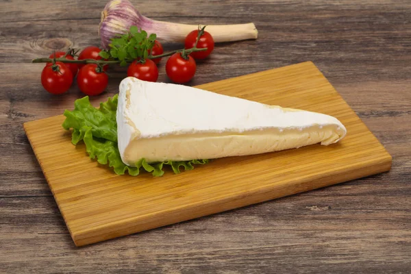 Brie Kaas Driehoek Geserveerd Salade Bladeren — Stockfoto