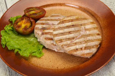 Izgara ton balıklı biftek, kumato ve salata.