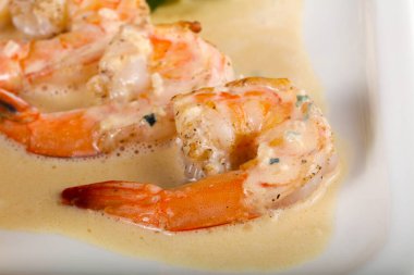 Krema soslu karides ve roka