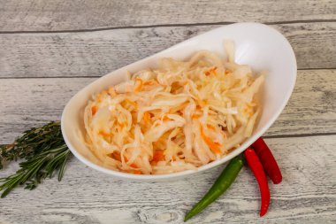 Salamura lahana - kekik ve biberiye ile lahana turşusu