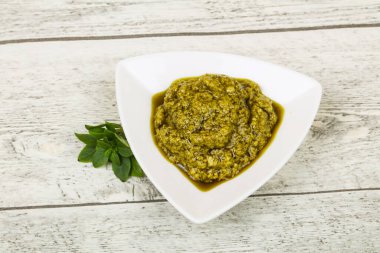 Fesleğen sosu Pesto kabın içinde