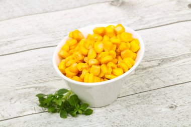 Genç tatlı mısır kasesinde