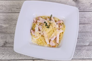 Jambon ve peynirli makarna kekik servis edildi.