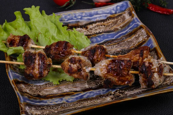 Brochetas Kebab Cerdo Plato Con Hojas Ensalada Tomates Servidos Tomillo — Foto de Stock