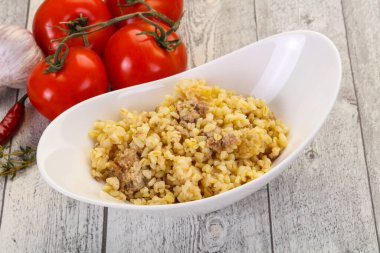 Et ve baharatlı bulgur.