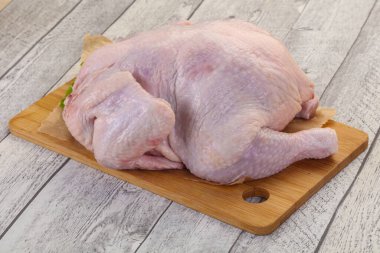 Çiğ tavuk pişirmeye hazır.