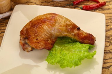 Çıtır çıtır kızarmış tavuk budu.