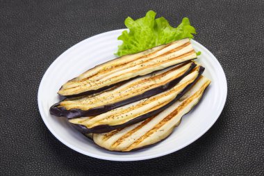 Kavanozda kızarmış patlıcan.