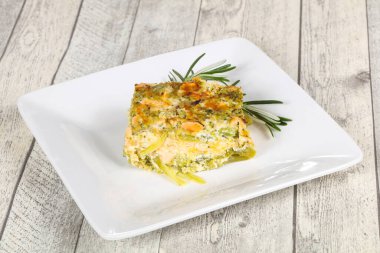 Somon ve brokolili güveç. Biberiye.